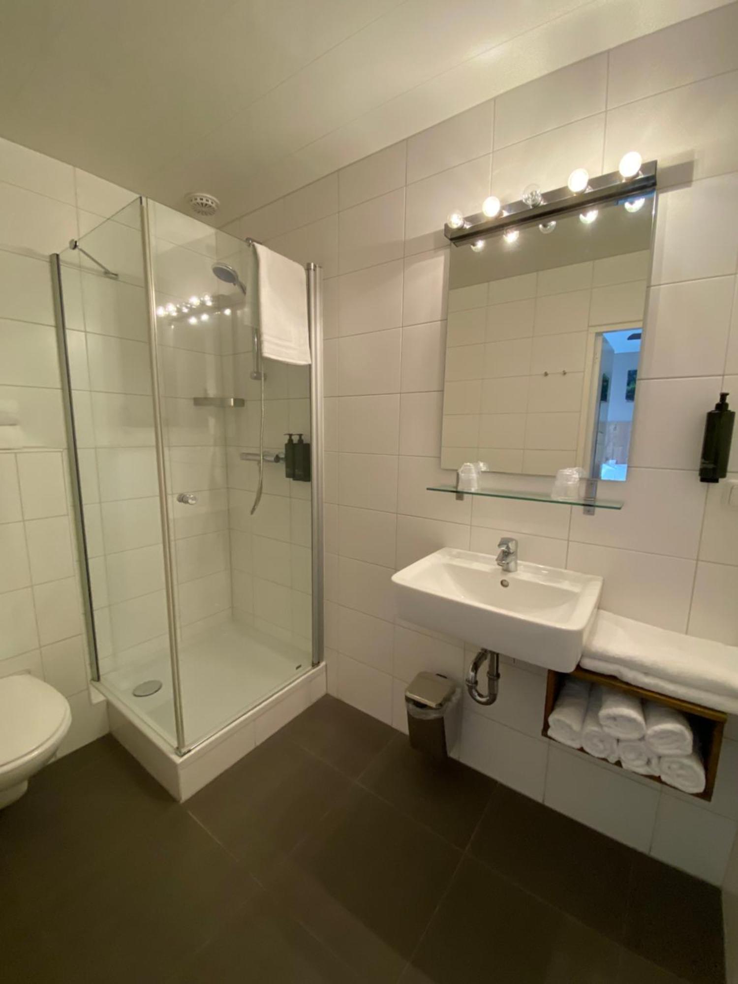 Hotel Emilia Каатсхойвел Экстерьер фото