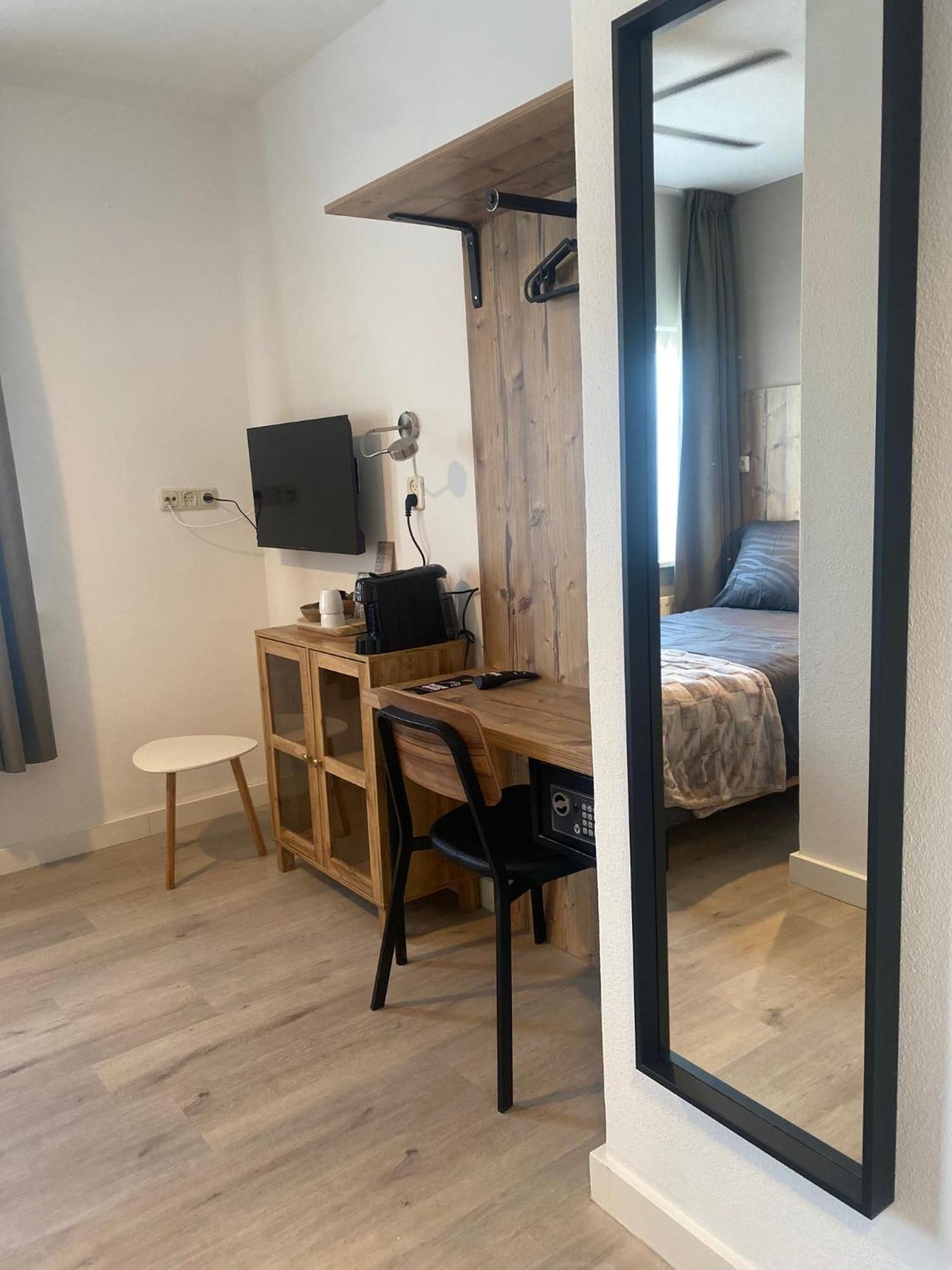 Hotel Emilia Каатсхойвел Экстерьер фото
